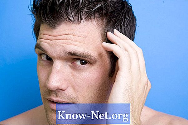 Hogyan lehet reprodukálni a "nedves haj" megjelenését (férfiak számára)