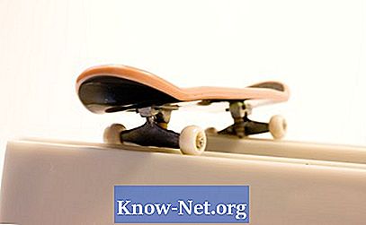 Bagaimana untuk mengetatkan paksi skateboard Tech Deck anda tanpa kunci asal