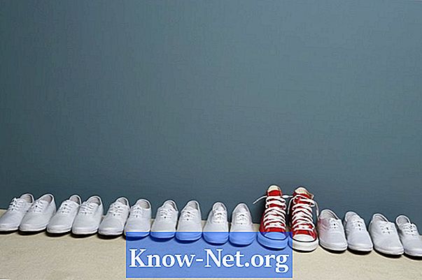 Πώς να καθορίσει ρωγμές στα λευκά πάνινα παπούτσια