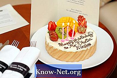 כיצד ליצור עוגת יום הולדת שלך באינטרנט בחינם