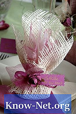 Hur man dekorerar ett bord för en tjejs födelsedagsfest i rosa och silver