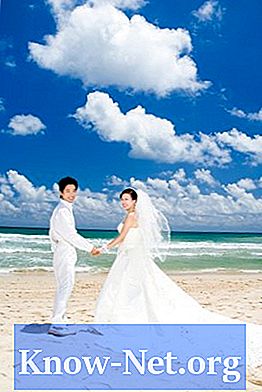 วิธีการอธิบายรหัสการแต่งกายสำหรับงานแต่งงานริมชายหาดที่คำเชิญ