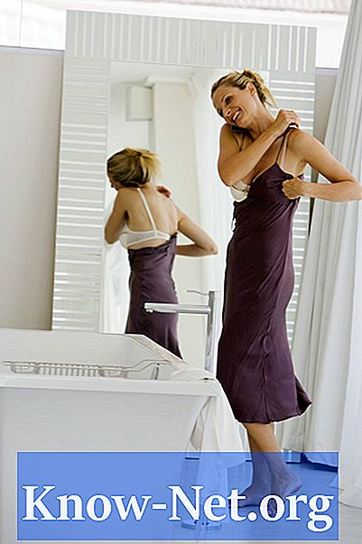 איך להסתיר חזייה על הגב של השמלה