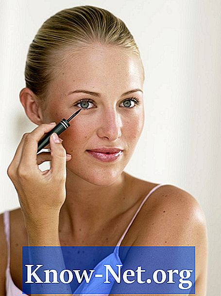 Come evitare che un eyeliner non impermeabile venga fuori