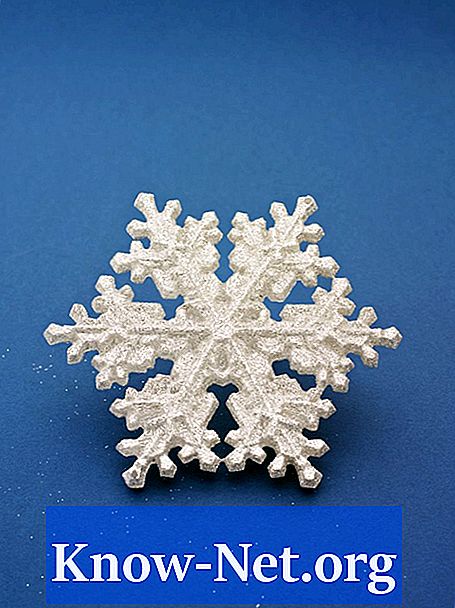 Wie man Schneeflocken-Ornamente aus Karton herstellt