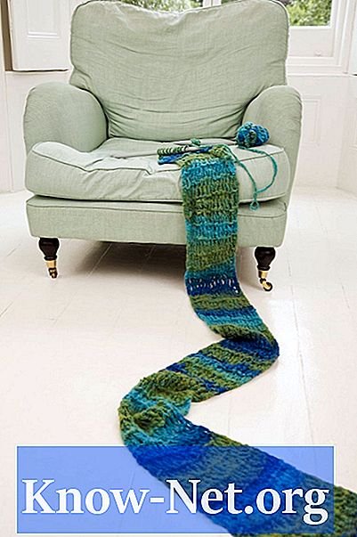 Come realizzare strisce colorate su una sciarpa in maglia di muschio