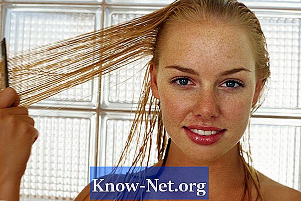 Hur man gör en fuktgivande mask behandling för torrt hår