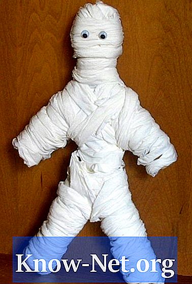 Sådan laver du en dekorativ mumie til Halloween