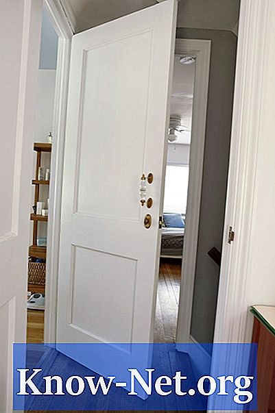 Hogyan kell rögzíteni az ajtót egyenetlen padlóval