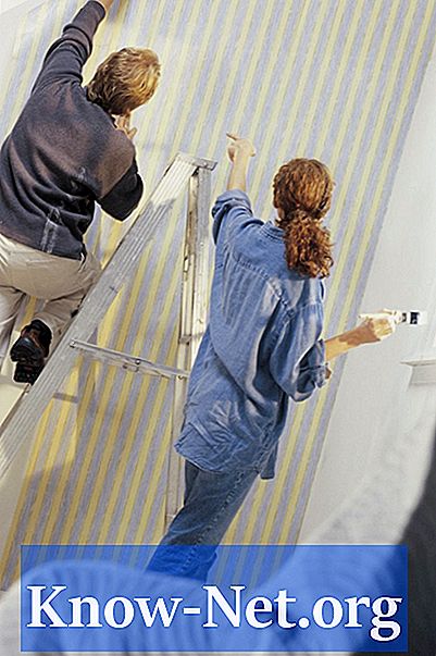 Cómo lavar una pared cubierta con papel tapiz