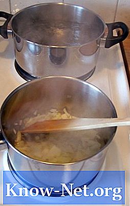 Comment nettoyer la table de cuisson avec du bicarbonate de soude et du détergent