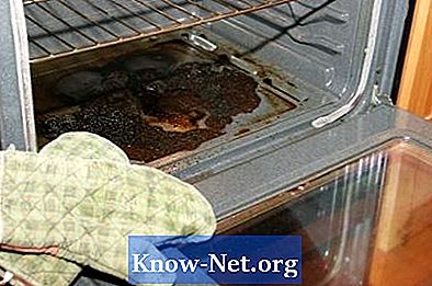 Cum de a curăța alimentele arse de la un cuptor