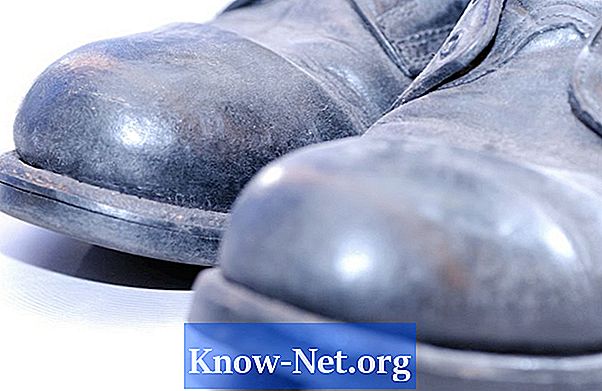 Como proteger os sapatos de couro dos danos da água
