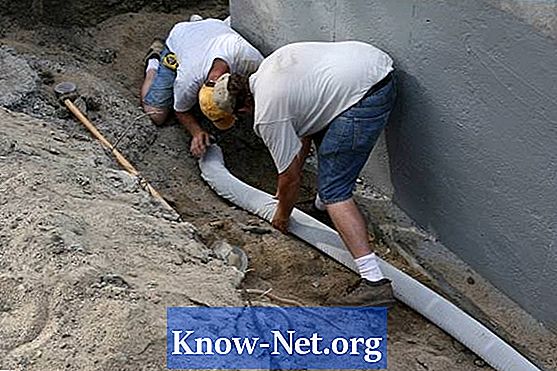 Installation de la dalle de drainage autour des fondations de la maison