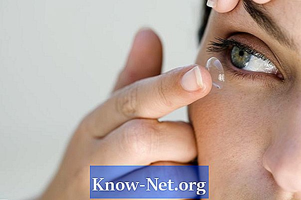 Лесен начин за поставяне на контактни лещи в малки очи