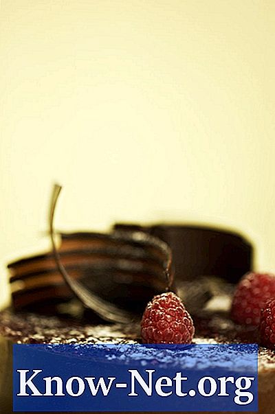 チョコレートバーを剃ってケーキを作る最も簡単な方法は何ですか？