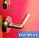 Jak wypełnić dziurki od klucza w drzwiach drewnianych