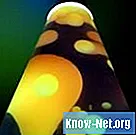 Hvordan fylle væske fra en lavalampe