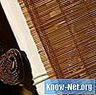 Hoe het touw van een houten Romeins gordijn te vervangen