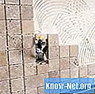 Come rimuovere la colla cementizia da un muro