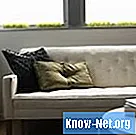 Hogyan lehet eltávolítani a vízfoltokat a kanapén