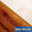 सुपर बोल्डर गोंद को लकड़ी के फर्श से कैसे हटाएं