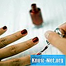 Hvordan fjerne neglelakk fra en fløyelpute