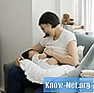 Come rimuovere le macchie di latte materno dai vestiti del bambino