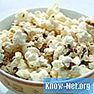 Hur man tar bort lukten och fläcken från bränd popcorn från mikrovågsugnen