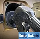 車のガソリンの臭いの原因は何ですか？