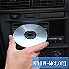 ¿Cómo quitar un CD que se atascó en la radio de un automóvil?