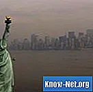 Que symbolise la torche dans la main droite de la Statue de la Liberté?