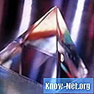 Које су неке сличности између призми и пирамида?