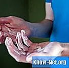 Come rimuovere la schiuma espansiva dalla pelle
