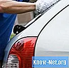 Come rimuovere il fanale posteriore da una Nissan Frontier