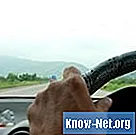 Hoe de koppelingshoofdcilinder handmatig te ontluchten op een Dodge Truck uit 1966
